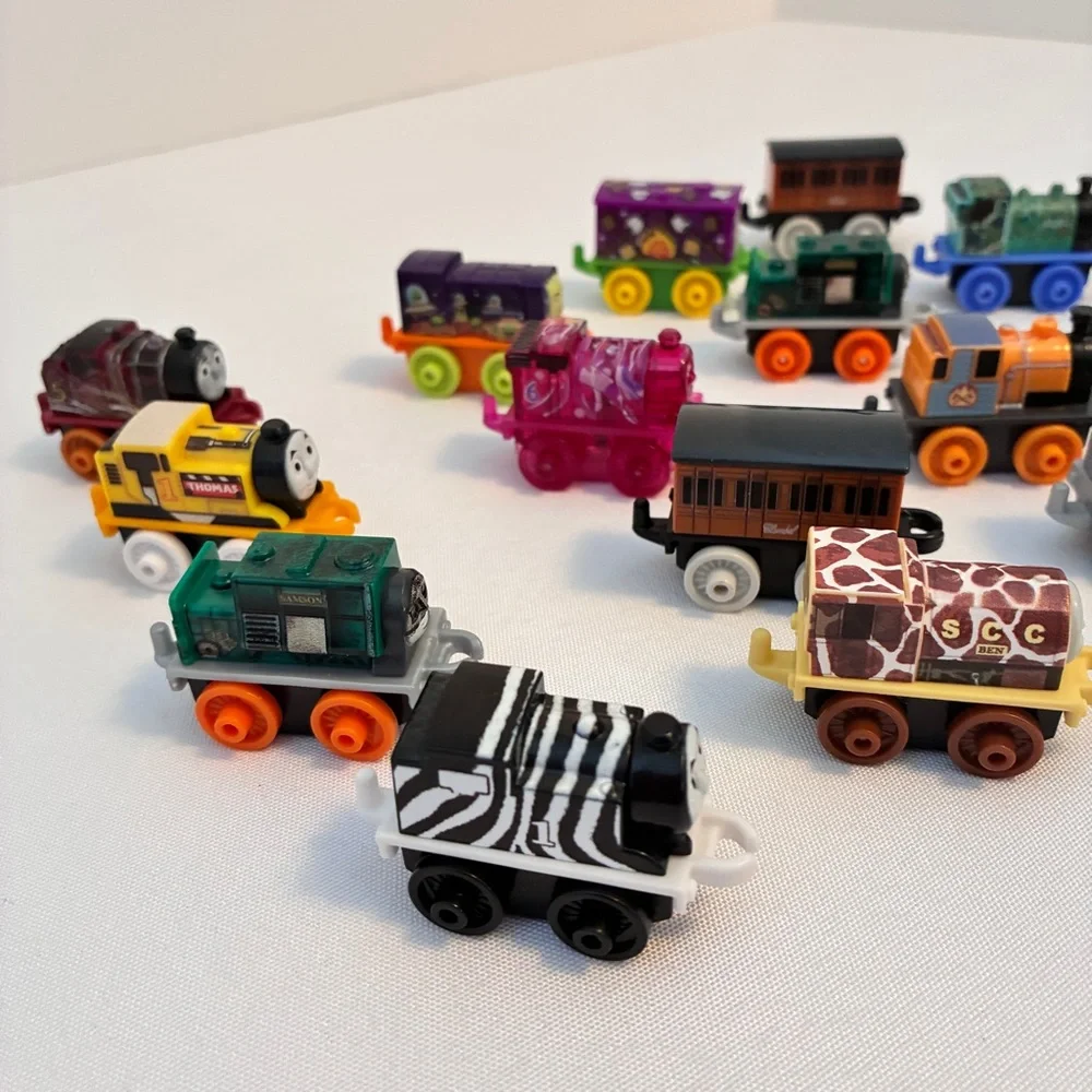 Fisher-Price Thomas & Friends Minis Toy Train 16 Pack Miniature Trains